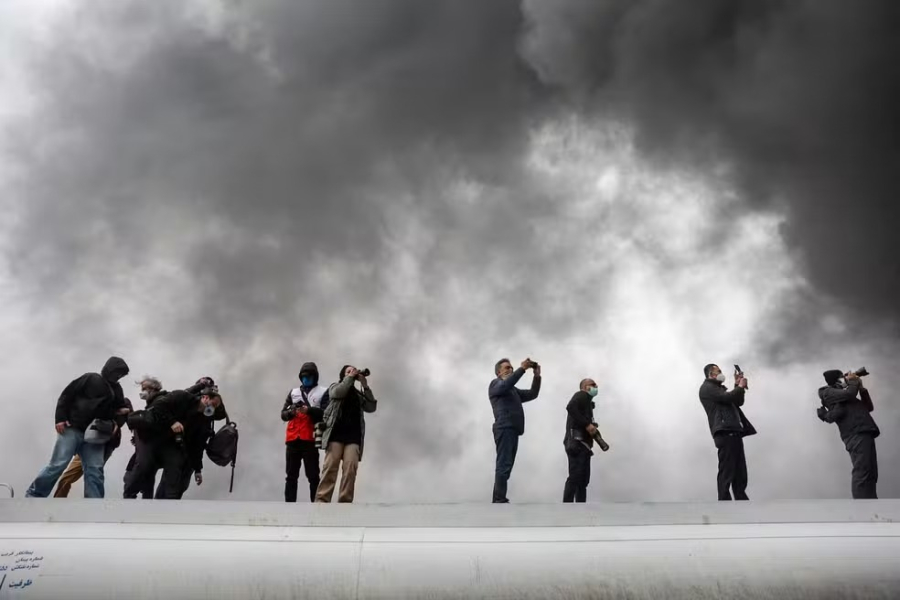 'Dia vira noite' em Teerã após ataques de Israel; Irã alerta moradores para risco de chuva ácida
