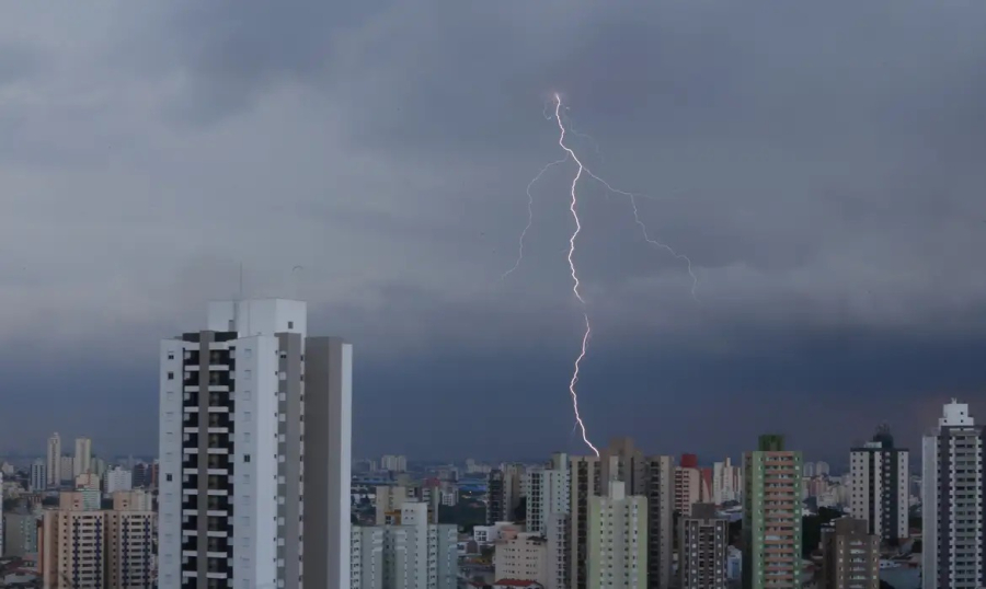 Tempestade provoca alagamentos em São Paulo; capital foi colocada em estado de atenção