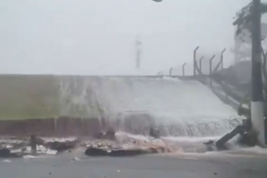 Chuva derruba parte de muro do Aeroporto de Congonhas, em São Paulo