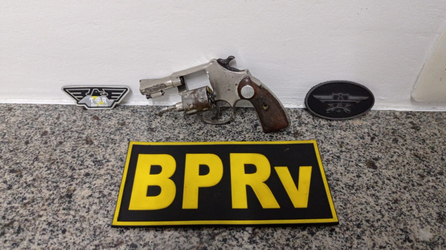 Após se envolver em acidente na AL-220, condutor de cinquentinha é flagrado com arma de fogo