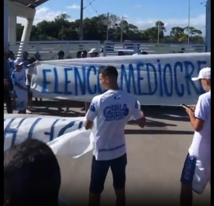 Torcedores do CSA fazem protesto contra elenco e direção