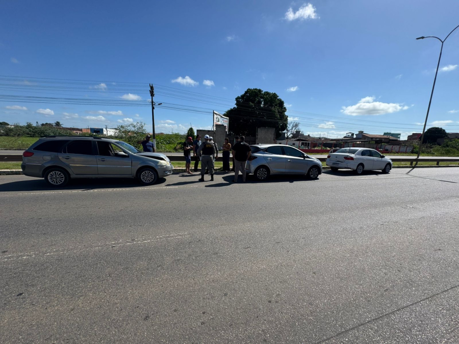 Engavetamento envolvendo 3 veículos é registrado na AL 220, em Arapiraca