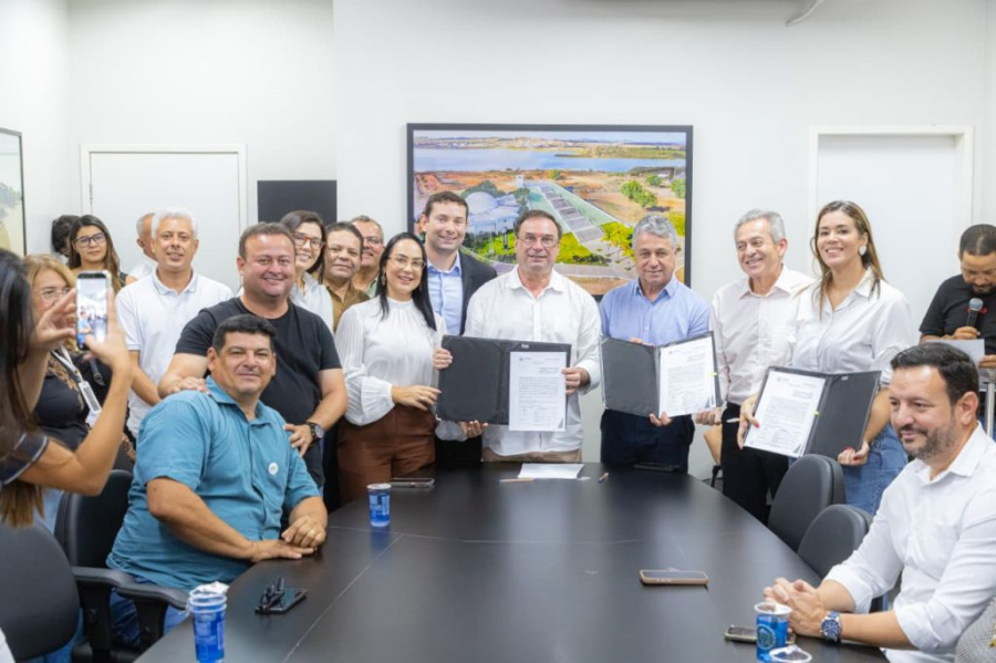 Vídeo- Prefeito Luciano Barbosa firma parceria com Hospital Ágape para oferta de novos exames de alta complexidade pelo SUS