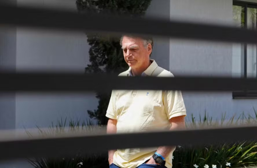 Bolsonaro vai ao hospital após passar mal durante a madrugada, diz Flávio