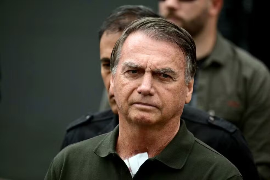 Bolsonaro teve piora da função renal e segue estável na UTI, diz boletim