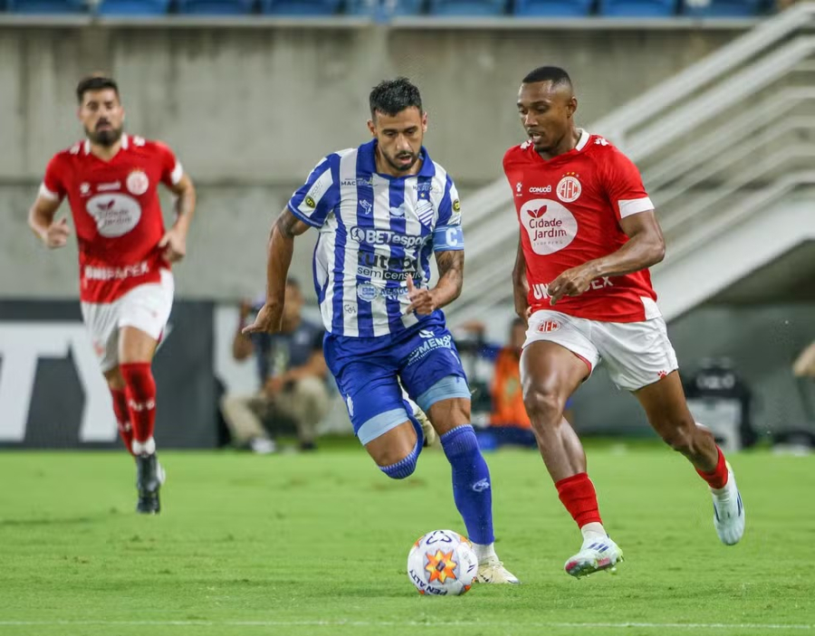 CSA oficializa o retorno do volante Camacho