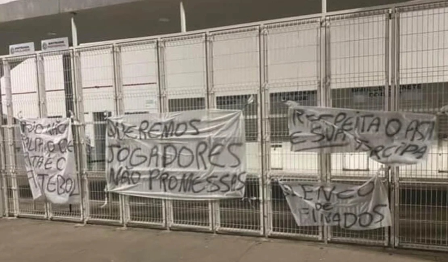 Torcedores do ASA colocam faixas de protesto nos portões do estádio Municipal