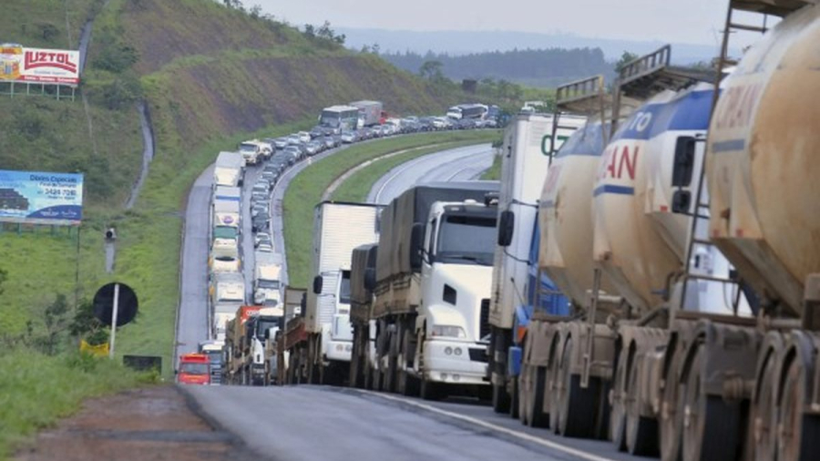 Caminhoneiros ameaçam paralisar e pressionam governo contra alta do diesel