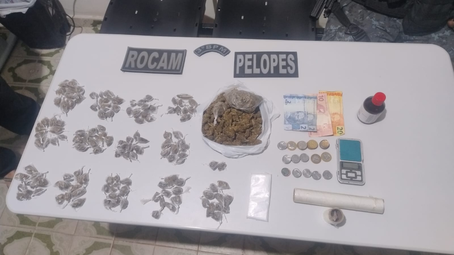 Homens flagrados com drogas são conduzidos para a Central de Polícia em Arapiraca 