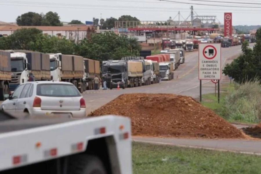 Lula assina MP com multas para empresas que descumprirem piso do frete