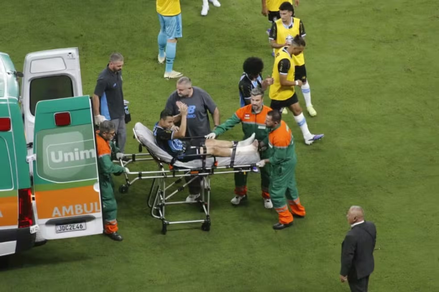 Marlon, do Grêmio, sofre fratura em jogo contra o Vitória