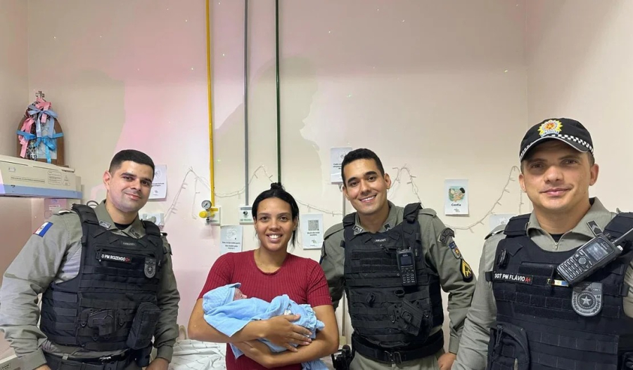 Vídeo-Policiais que ajudaram em parto na AL-115 visitam mãe e recém-nascido