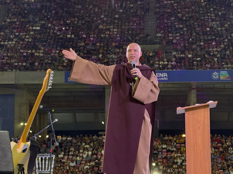 Vigília da Quaresma com Frei Gilson reúne milhares de fiéis na Arena de Pernambuco
