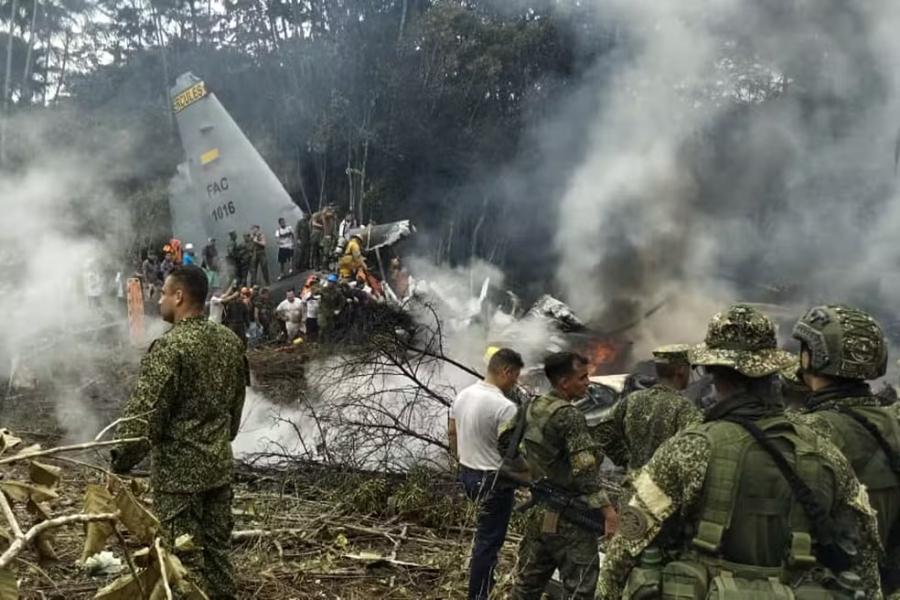 Avião militar cai na Colômbia com mais de 120 soldados a bordo; autoridades confirmam 34 mortos