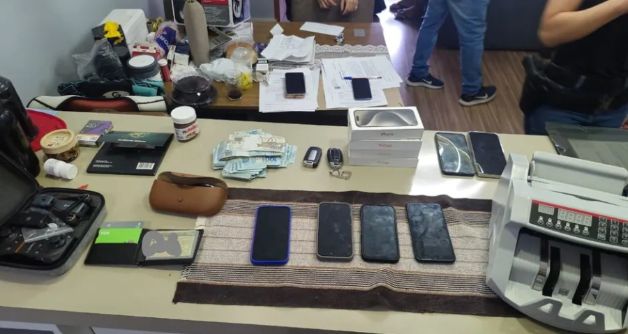 Líder de esquema milionário de falsos precatórios é alvo de operação em condomínio na Ponta Verde