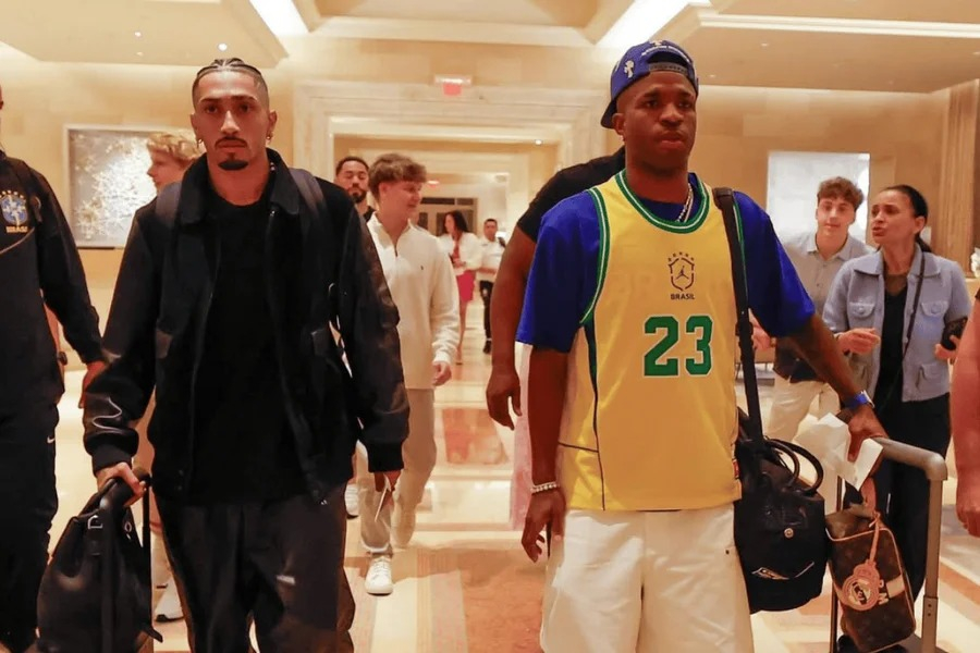 Raphinha e Vini Jr. se apresentam na Seleção Brasileira para amistosos