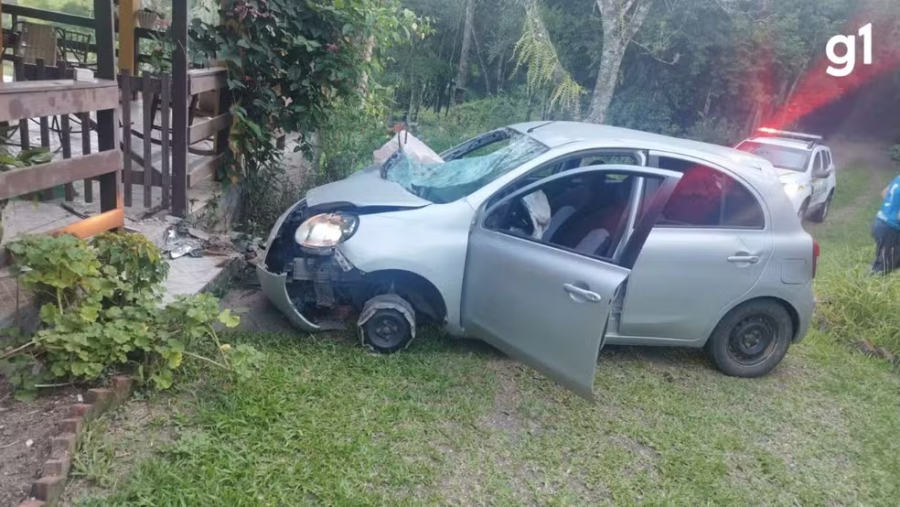 Médico atropela oito pessoas, joga carro contra casa do irmão e tenta matá-lo com pedaço de pau