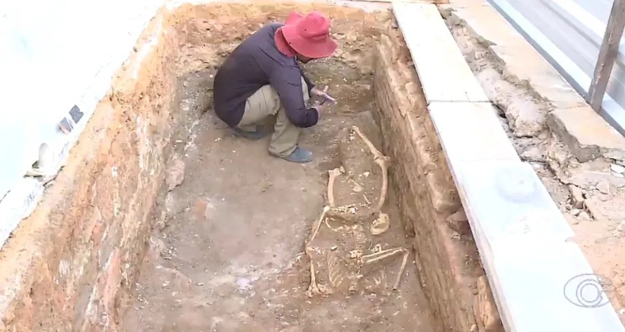 Escavação em igreja de Marechal encontra seis esqueletos humanos