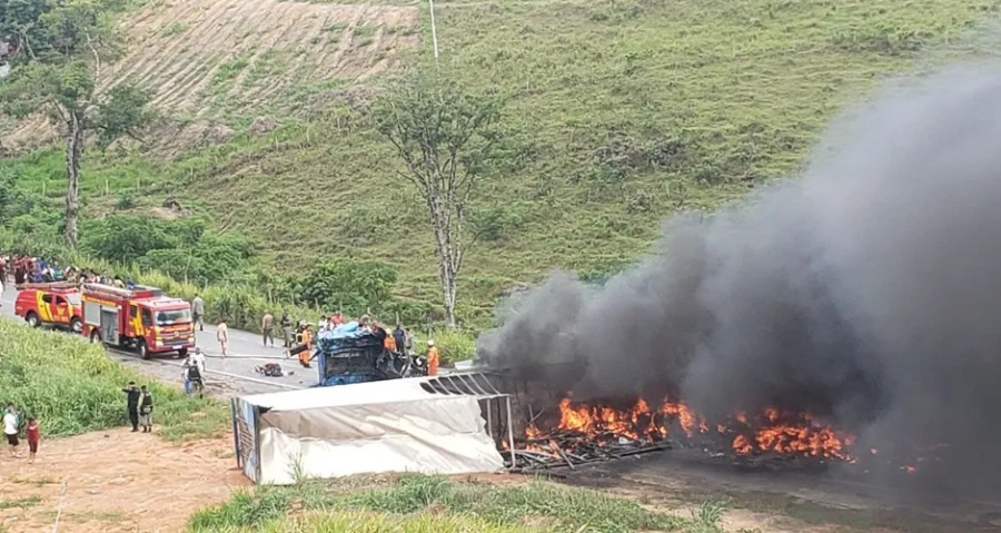 Colisão entre duas carretas interdita trecho da BR-101; veículos pegaram fogo