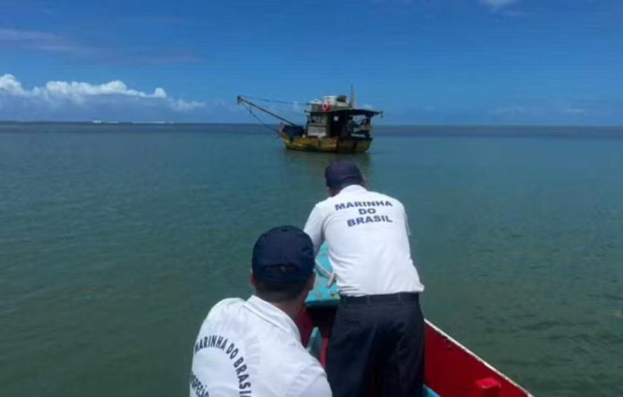 Pescador é resgatado pela Marinha após ficar dois dias à deriva no mar em Piaçabuçu, AL