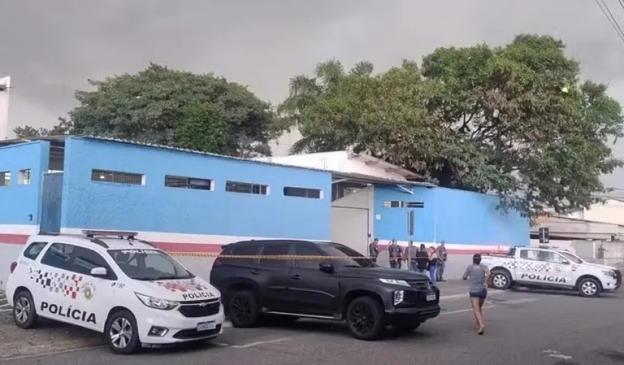 Ex-aluno invade escola e fere professora com espada em Suzano