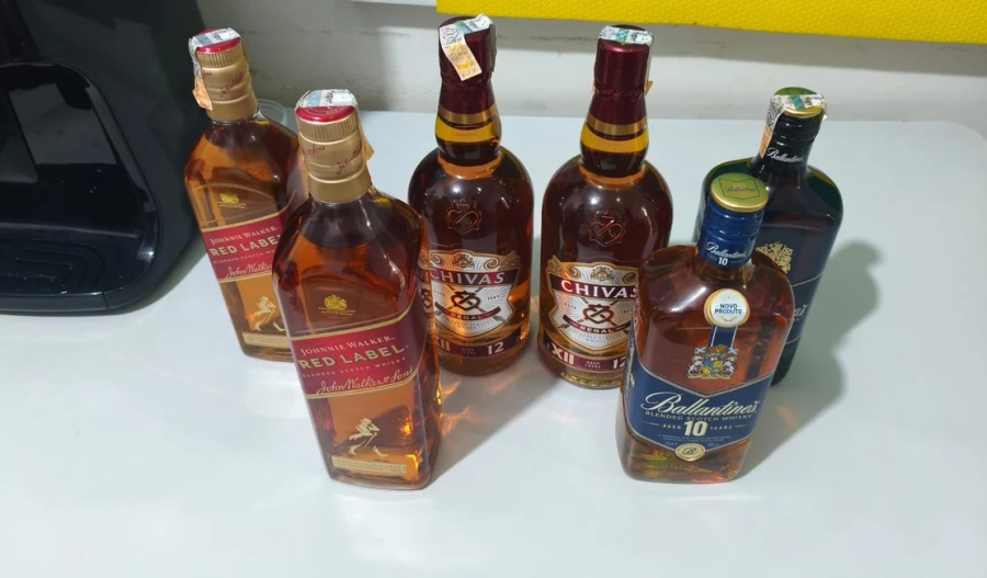 Homem é preso por furtar garrafas de whisky em supermercado 