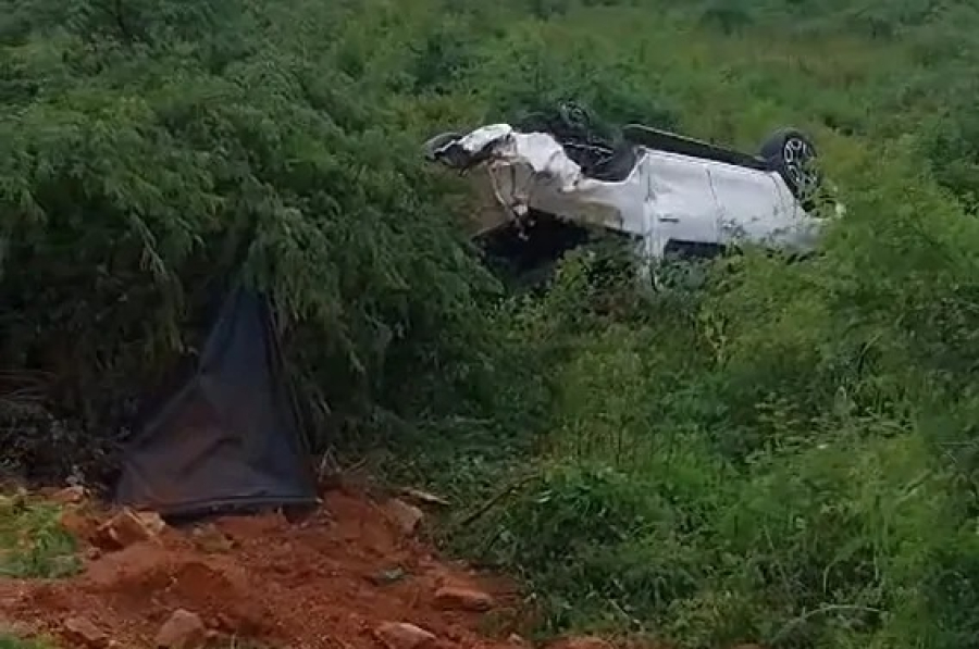 Caminhonete capota na AL-115, em Palmeira dos Índios