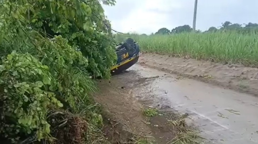 Viatura da PRF capota durante forte chuva e deixa 3 policiais feridos, em Alagoas