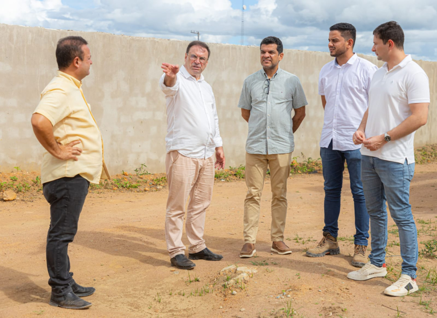 Prefeito Luciano acompanha obras de construção de escola de tempo integral e creche em Bananeiras