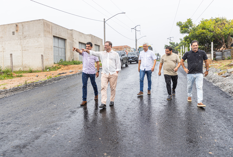 Prefeito  Luciano Barbosa acompanha serviços de recuperação de vias em Arapiraca 