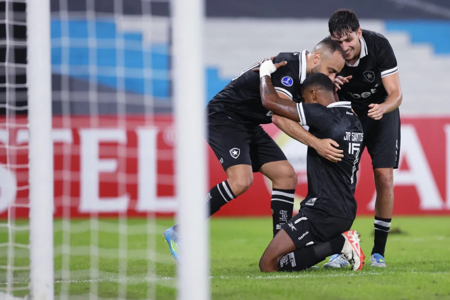 Botafogo marca nos acréscimos e vence o Racing na Argentina, pela Sul-Americana