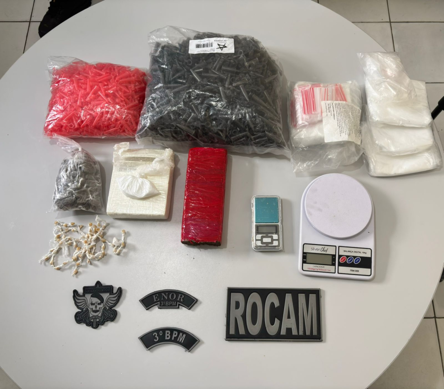 PM apreende drogas e detém duas mulheres e um homem no bairro Alto do Cruzeiro, em Arapiraca