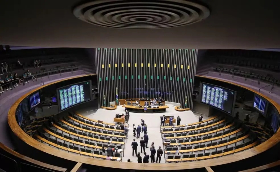 Câmara aprova projeto que endurece punição para presos em saída temporária que ameaçarem mulheres