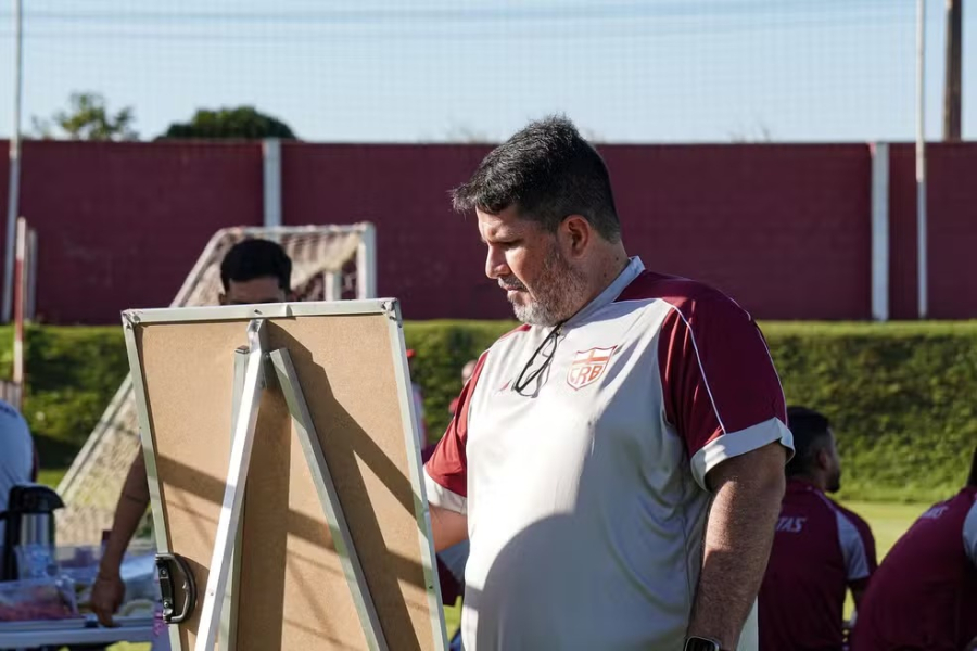 Escalação do CRB: Barroca tem dúvida no ataque para jogo-chave contra o Juventude