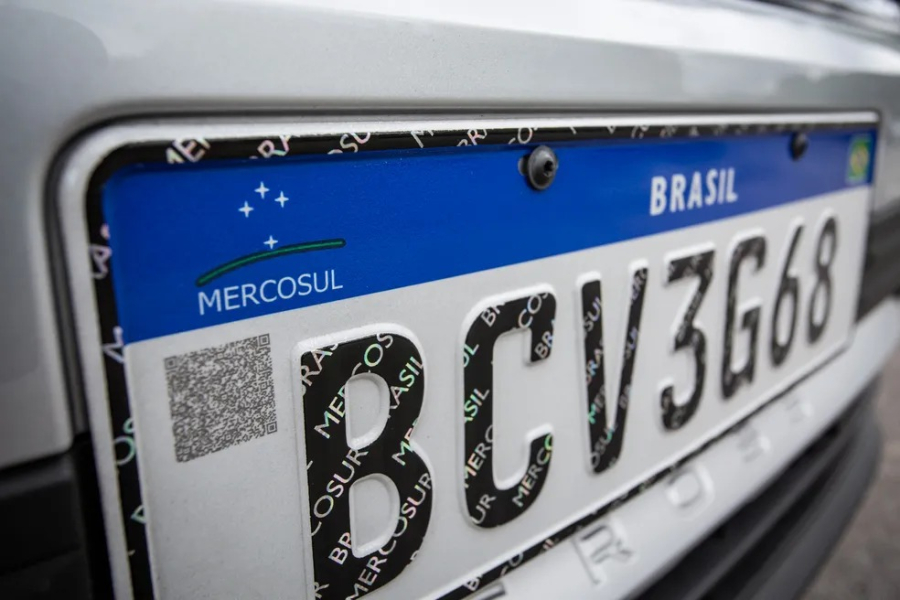 Entenda o projeto que pode mudar placas de veículos no Brasil