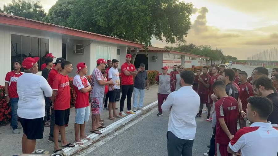 Com faixas, torcedores fazem protesto no CT do CRB: 