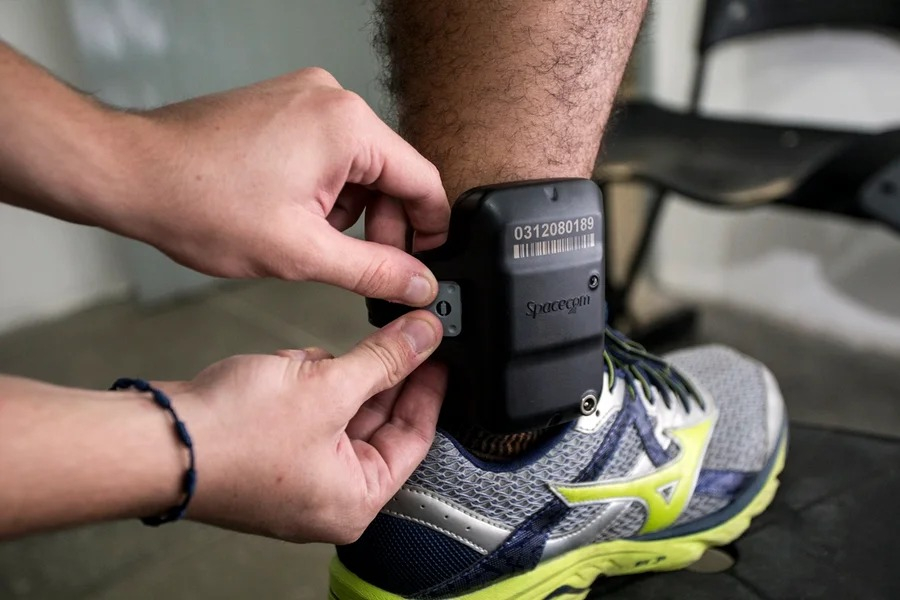 Deputada propõe que tornozeleira de agressores de mulher seja rosa