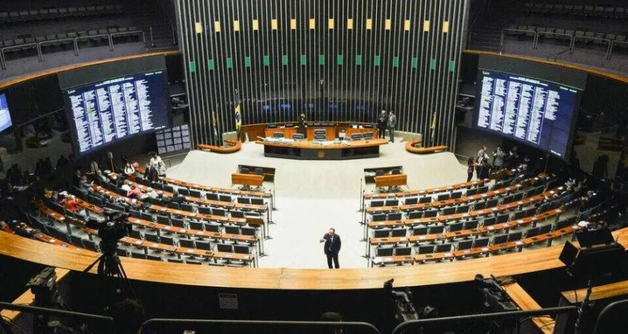 CCJ aprova PEC do fim da jornada de trabalho 6x1 e tema avança na Câmara