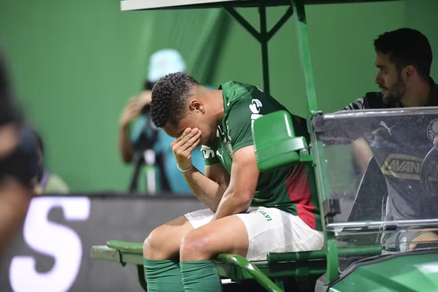 Vitor Roque vai passar por cirurgia no Palmeiras e deve voltar só depois da Copa do Mundo
