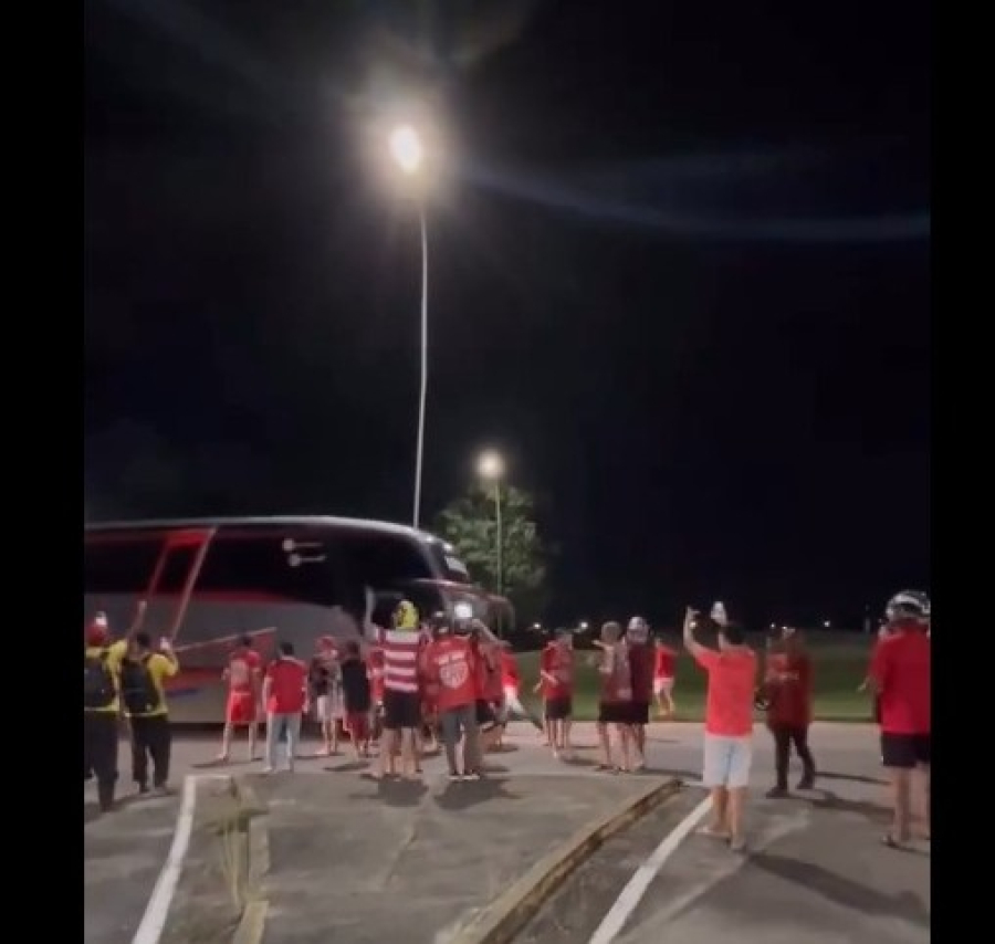 Torcida do CRB protesta após longa espera e saída discreta dos jogadores no aeroporto