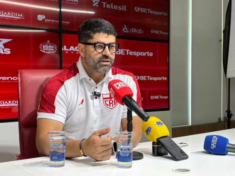 CRB anuncia a saída de Ari Barros