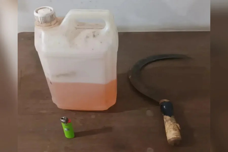 Homem tenta matar os pais com foice e galão de gasolina