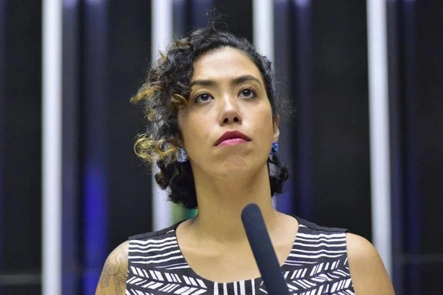 Parlamentar acusa deputada no plenário de “tomar marido da colega”