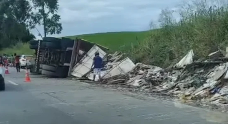Carreta tomba na BR-101 em Joaquim Gomes e carga é saqueada após acidente