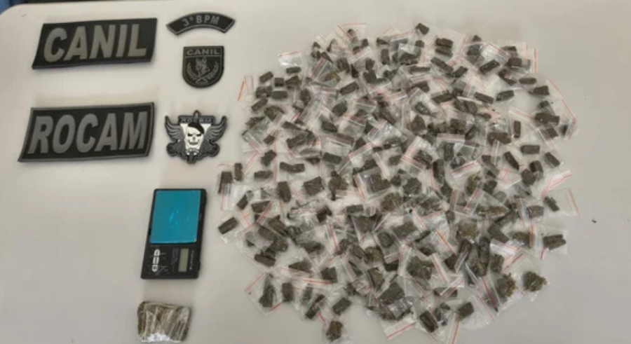 Polícia desmonta ponto de tráfico em Arapiraca e conduz quatro pessoas à delegacia