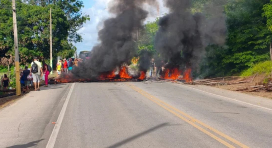 Moradores bloqueiam AL-101 Norte em protesto contra reintegração de posse na Barra de Santo Antônio