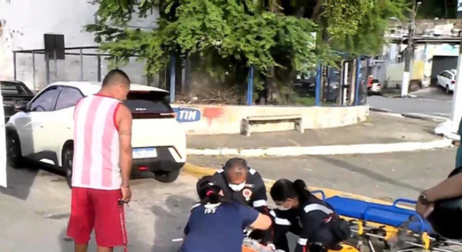 Acidente entre carro e moto deixa jovem ferido no bairro Poço, em Maceió
