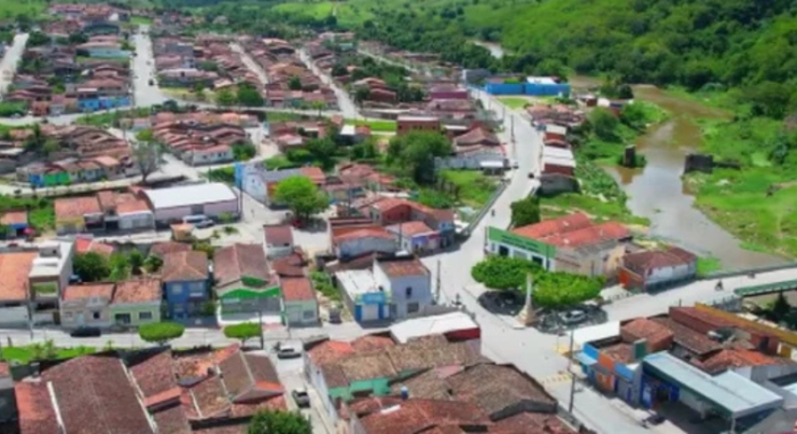 Discussão entre casal termina em confusão e desacato à PM no centro de Quebrangulo