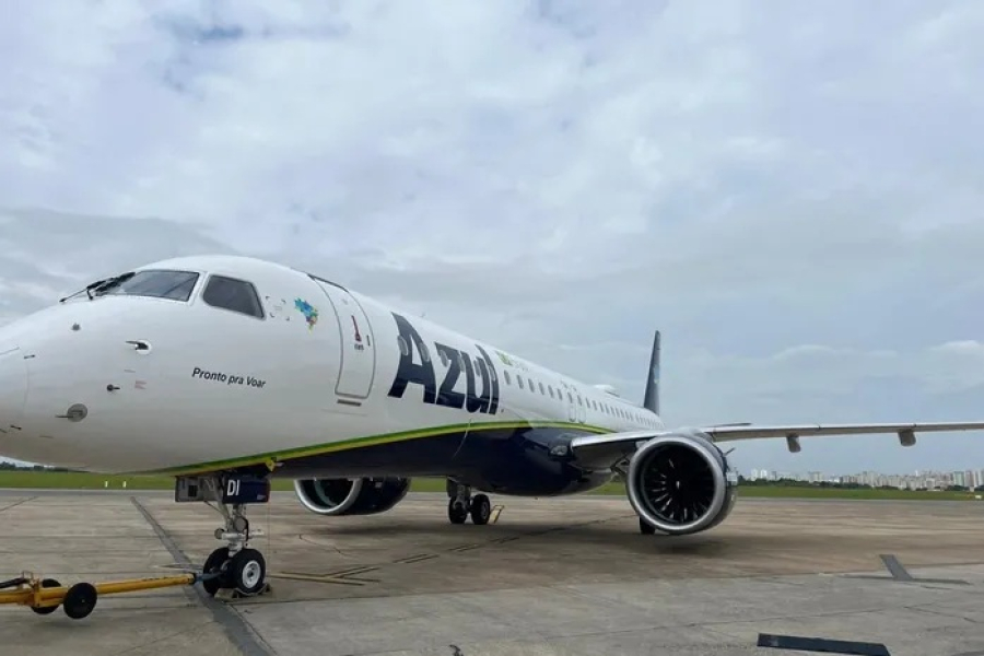 Azul é condenada a indenizar cliente em R$ 3 mil após cancelar voo e reacomodá-lo em transporte terrestre