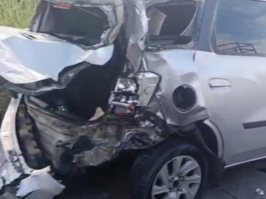 Acidente entre táxi e caminhão causa congestionamento na BR-101 em Alagoas